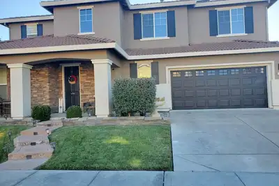 Image de This stunning luxury home is located 10 minutes from the airport and downtown!