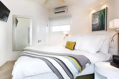Image de Minutes to Dover Beach! Two Suites with Breakfast, Free Beach Sunbeds, Pool!