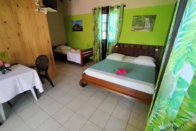 Bungalow Jade idéal pour 3 personnes à 2 minutes de la plage!