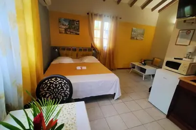 Bungalow Saphir idéal pour amoureux à 2 minutes de la plage, en bord de piscine!