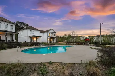 Image de Stay Together: 2 Homes+Shuttle • 9br Oxford! Pool!