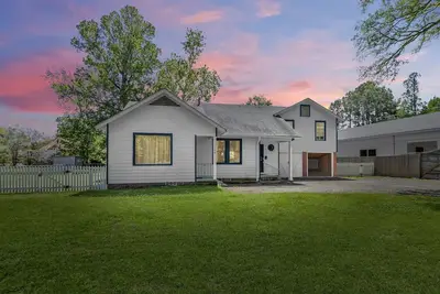 Image de 1 Acre Estate Across the Lake from Lsu