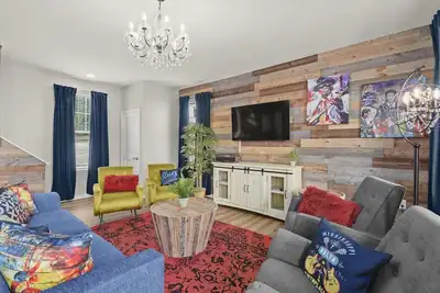 Image de Southern Style Home! 4 Luxe K Suites+Shuttle Pool!