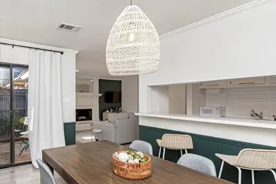 Image de 2Bed Modern Getaway! Central Location in Br!
