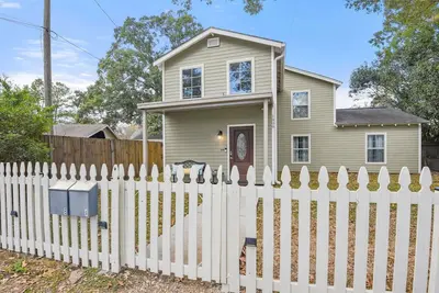 Image de 2 Kitchens|Mid City & Lsu|Spacious 3 Br|Gated Yard