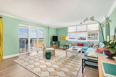 Image de Water views from every room! Brand new reno 2 bed/2 bath apt in W Palm Beach.