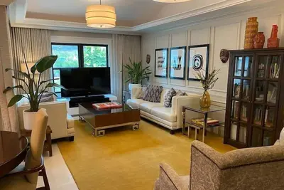 Image de Modern luxury and a peaceful, wide open green space.