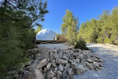 Image de \"Luxurious Escapes Await: Private Hot Tubs and Kayaks at Norse Geodesic Retreat\"