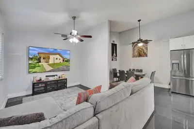 Image de Luxury 2-Bed, 2-Bath with Backyard and Parking