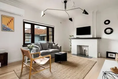 \" ‘Lynton-Sur-Mer’ - Beachside Apt\"