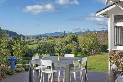 Countryside Magic - Lovely home with views of the Sea & just 6-min from Mapua!