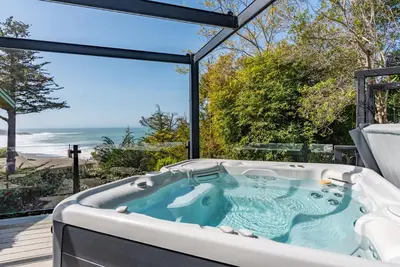 Image de Ocean-view home & studio with hot tub, outdoor kitchen, fire table, wood stove