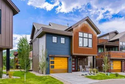 Image de Luxury four-season retreat with amazing mountain views, grill, & fireplace