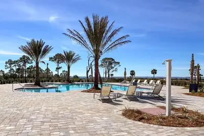 Image de Newly built beach house with beach boardwalk & pool steps outside the back door