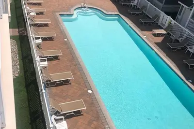 Image de Family Sized Top Floor Condo with Marina-View!