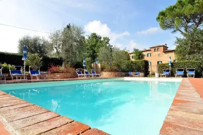 Image de Séjour élégant dans un château avec piscine