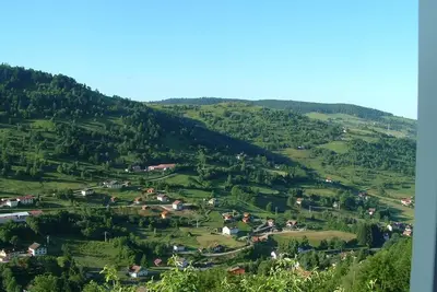 Appartement \"Atypique\" avec vue sur les montagnes et jardin privé