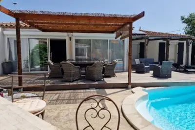 Image de villa avec piscine + mer a proximité