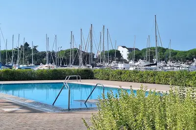 At 04 km from the beach villetta with use of swimming pool inserted in nautical context.