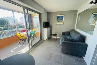 Image de Appartement rénové près de la plage Richelieu avec piscine, garage et vélos fournis