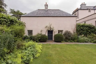 Image de Immerse yourself in the true romance of a classic Georgian building, hidden in a secret Scottish val