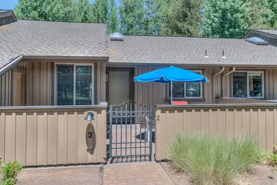 Image de Pet Friendly, Single Level Condo Across from Clubhouse