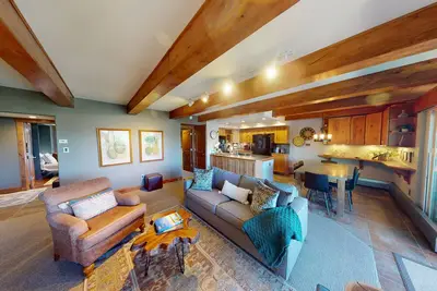 Image de Updated Unit with Deck, Grill, Peak Views. Near 6 Ski Areas, Dining, Shops