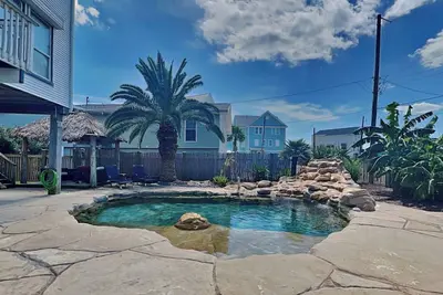 Image de Tiki Lagoon | Pool + Boat Dock