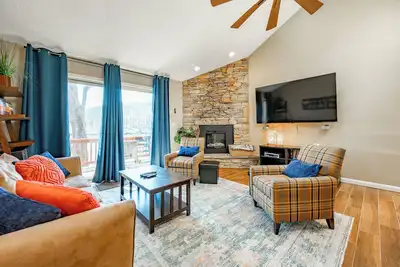 Image de Hook, Wine & Sinker: Lakefront Townhome, Dock Slip, Hot Tub!