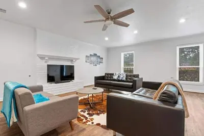 Image de Large newly remodeled home w hot tub in Spring!