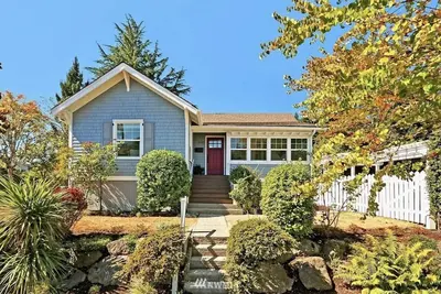 Image de Quiet West Seattle Bungalow w/fenced in yard - 5 mins walk to beach!