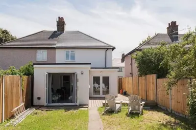Image de ⭐ Airport Reach: 4 Bedroom House with Garden ⭐ Self Catering