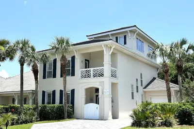 Image de Luxurious Beach Retreat + Bunk Room, Pool, Hot Tub, Gated Community, and more