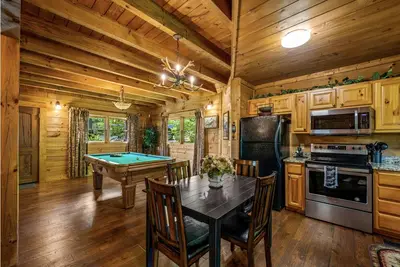 Image de Cozy Luxury Cabin:  Perfect Location!