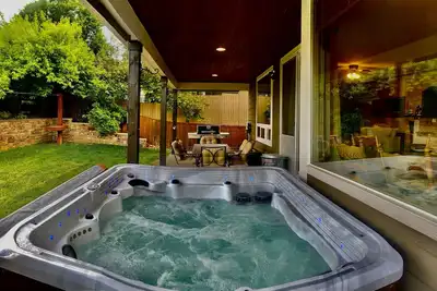 Image de Beautiful Getaway Sleeps12 + Hot Tub + King Beds + Movie Room + Playground