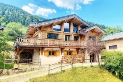 Image de Chalet moderne avec jacuzzi, une vue montagne, Ă 5 min en voiture de domaine ski
