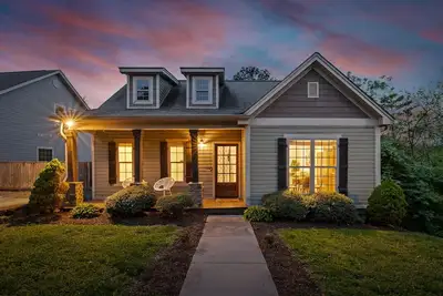 Image de Stylish & Comfy ~ 5★ Location ~ Game Room ~ Decks!