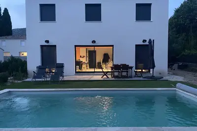 Image de villa provençale neuve avec piscine