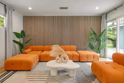 Image de Trendy Getaway | Hot Tub | 20 mins to Disney