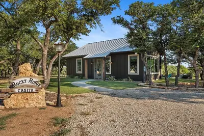 Image de An Enchanted Casita-Sleeps 4, Hot tub\/Firepit, Pool