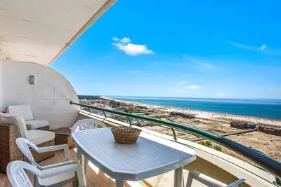 Image de 1bdr Apartment W/Beach View by LovelyStay