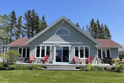 Image de Beautiful House Located by a Golf Course and 5 Mins From National Park Beach\n
