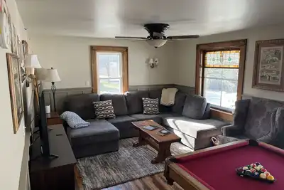 Image de 2 Minute Walk to the Public Beach! Family and Dog Friendly.