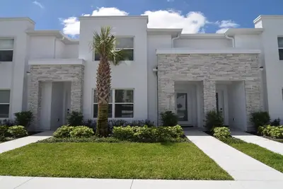Image de New Stylish 3 bed/3 bath Townhouse with Dip Pool, just 9 miles to Disney World!
