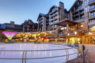 Image de Modern, luxe Vail Village 3br residence - walk to slopes, indoor pool & spa!