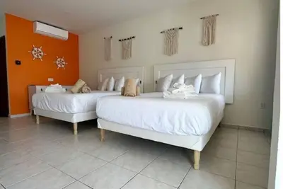 Image de Adjoining 2 Queen & 1 King condo, Main floor