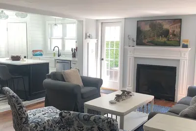 Image de 400 feet to the Ocean 4 bdrm 2 1/2 bath 1899 beauty - total reno