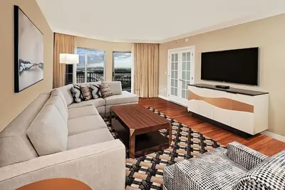 Image de Near Walt Disney World, 2 Miles Away: Penthouse Suite Ideal for Couple & Friends