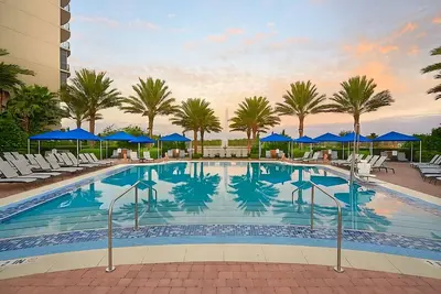 Image de Spacious Suite w/ Kitchen & Poolside Access - Near Disney – 5 Min Drive