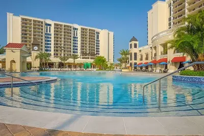 Image de Spacious Suite w/ Kitchen Perfect Four Couple | Free Parking + Pool Access